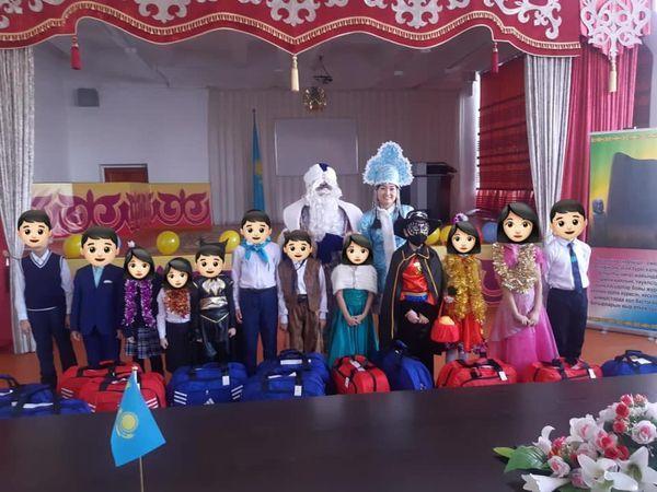 Жаңа жылдық сыйлықтарды табыс ету сәті